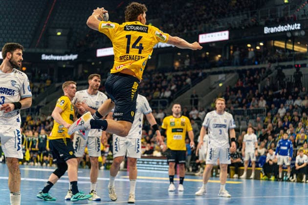 20 02 2026, xdaymx, Handball Daikin HBL, Rhein Neckar Loewen TBV Lemgo Lippe Gino Steenaearts scoring a goal RNL DFL DFB REGULATIONS PROHIBIT ANY USE OF PHOTOGRAPHS as IMAGE SEQUENCES and or QUASI VIDEO Mannheim