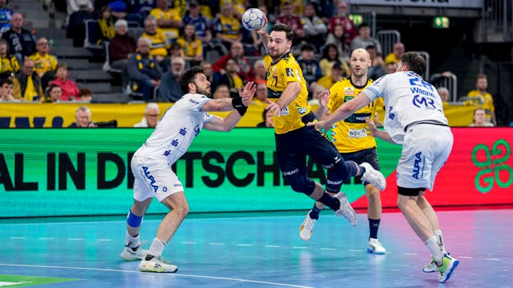 from left Tim Suton TBV, 23 , Dani Baijens RNL, 77 , Hendrik Wagner TBV, 28 , duel, duel scene, duel, tackle, tackling, dynamics, action, action, 20 02 2026, Mannheim Germany , Handball, Bundesliga, Rhein Neckar Löwen TBV Lemgo Lippe xozx