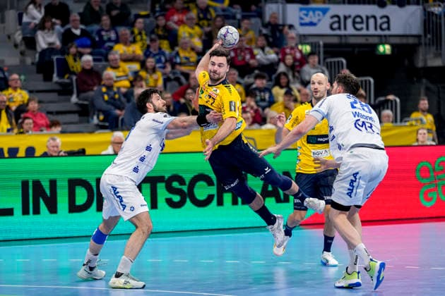from left Tim Suton TBV, 23 , Dani Baijens RNL, 77 , Hendrik Wagner TBV, 28 , duel, duel scene, duel, tackle, tackling, dynamics, action, action, 20 02 2026, Mannheim Germany , Handball, Bundesliga, Rhein Neckar Löwen TBV Lemgo Lippe xozx