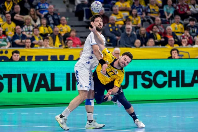 v li Tim Suton TBV, 23 , Dani Baijens RNL, 77 , duel, duel, tackle, tackling, dynamics, action, action, 20 02 2026, Mannheim Germany , Handball, Bundesliga, Rhein Neckar Löwen TBV Lemgo Lippe xozx