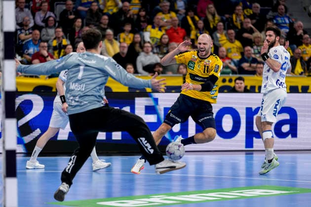 from left Constantin Möstl goalkeeper, TBV, 1 , Lukas Sandell RNL, 11 , Tim Suton TBV, 23 , during jump shot, throw, goal shot, action, action scene, 20 02 2026, Mannheim Germany , Handball, Bundesliga, Rhein Neckar Löwen TBV Lemgo Lippe xozx