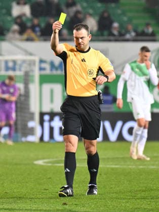 20 02 2026 Soccer Season 2025 2026 2 Soccer Bundesliga 23 Matchday SpVgg Greuther Fürth Kleeblatt SGF DSC Arminia Bielefeld Sportfoto Zink xwoxzix DFL regulations prohibit any use of photographs as image sequences and or quasi video only for editorial use Wolfgang Haslberger Referee shows yellow card Yellow