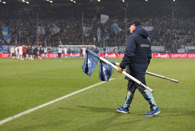 20 02 2026 Soccer Season 2025 2026 2 Soccer Bundesliga 23 Matchday VfL Bochum 1 FC Nürnberg FCN Club Sportfoto Zink DaMa xdaxmax DFL regulations prohibit any use of photographs as image sequences and or quasi video only for editorial use Symbolbild Symbolfoto Feature Impression groundsman carries corner flags from the pitch after the end of the match