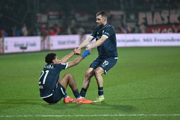 Matus Bero VfL Bochum , Francis Onyeka VfL Bochum , v re , after the match 20 02 2026, Soccer 2 Bundesliga, Season 2025 2026, Matchday 23, VfL Bochum 1 FC Nürnberg DFL regulations prohibit any use of photographs as image sequences and or quasi video Bochum Vonovia Ruhrstadion Nordrhein Westfalen Germany Team2
