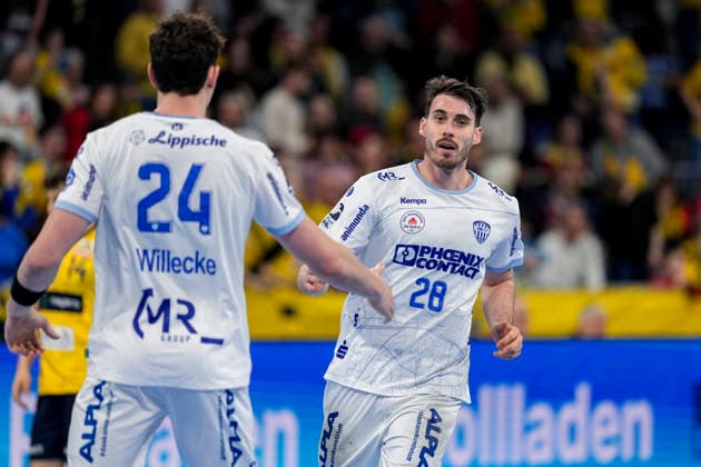 from left Joel Willecke TBV, 24 , scorer Hendrik Wagner TBV, 28 , players of TBV Lemgo, celebrate a goal, cheer, goal celebration, celebrate the goal, goal, celebration, cheers about the goal, rejoicing, joy, rejoices, optimistic, positive, game scene, highlight, action, 20 02 2026, Mannheim Germany , Handball, Bundesliga, Rhein Neckar Löwen TBV Lemgo Lippe xozx