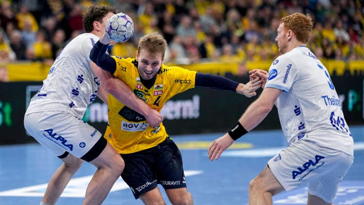 from left Joel Willecke TBV, 24 , Mathias Larson RNL, 4 , Nicolai Theilinger TBV, 3 , duel, duel, duel, tackle, tackling, dynamics, action, action, 20 02 2026, Mannheim Germany , Handball, Bundesliga, Rhein Neckar Löwen TBV Lemgo Lippe xozx