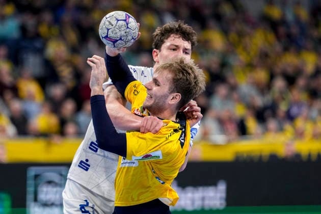 from left Joel Willecke TBV, 24 , Mathias Larson RNL, 4 , duel, duel, tackle, tackling, dynamics, action, action, 20 02 2026, Mannheim Germany , Handball, Bundesliga, Rhein Neckar Löwen TBV Lemgo Lippe xozx