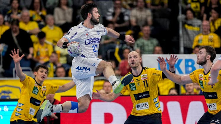 from left Gino Steenaerts RNL, 14 , Tim Suton TBV, 23 , Lukas Sandell RNL, 11 , Steven Plucnar Jacobsen RNL, 9 , during jump shot, throw, goal shot, action, action, game scene, 20 02 2026, Mannheim Germany , Handball, Bundesliga, Rhein Neckar Löwen TBV Lemgo Lippe xozx