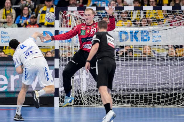 v li Samuel Zehnder TBV, 4 fails against David Späth goalkeeper, RNL, 29 , at seven meter, 7 meter, penalty throw, game scene, action, action, 20 02 2026, Mannheim Germany , Handball, Bundesliga, Rhein Neckar Löwen TBV Lemgo Lippe xozx