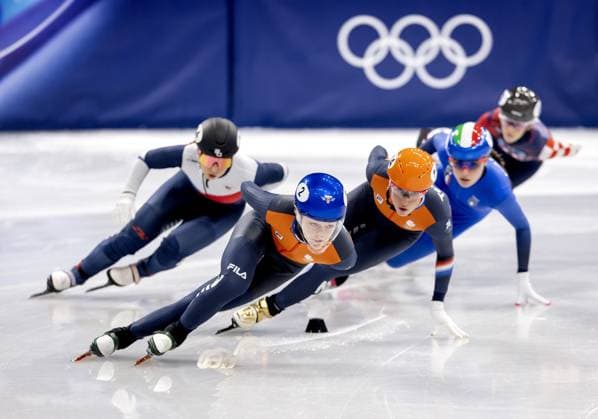 MILAN - Xandra Velzeboer and Suzanne Schulting during the 1500-meter short track Speed skating, Eisschnelllauf quarterfinals at the Milan Ice Skating Arena at the Milan Winter Olympics. ROBIN VAN LONKHUIJSEN ANP xVIxANPxSportx xxANPxIVx 551308243 originalFilename: 551308243.jpg