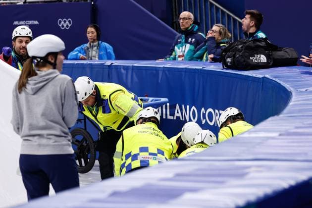 MILAN , 20-02-2026 , Milano Ice Skating Arena , Olympic Winter games, Winterspiele,Spiele, Summer games 2026 - Short Track 20-02 Women 1500m Quarterfinals , Picture shows emergency on the ice Kamila Stormowska Olympic Winter Games 2026 - Short Track 20-02  x201765170x Copyright: