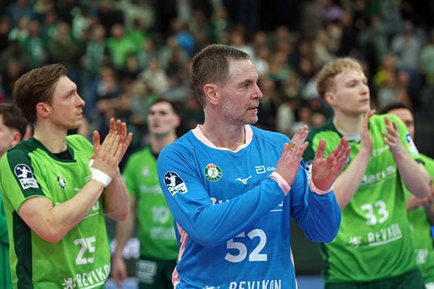 20 02 2026, xovx, Handball Daikin Handball Bundesliga, HSG Wetzlar SC DHfK Leipzig HSG Wetzlar players celebrate after the 26 26 win against SC DHfK Leipzig, from l Justin Müller HSG Wetzlar , Andreas Palicka HSG Wetzlar , Georg Löwen HSG Wetzlar Wetzlar Buderus Arena Hessen Germany EN