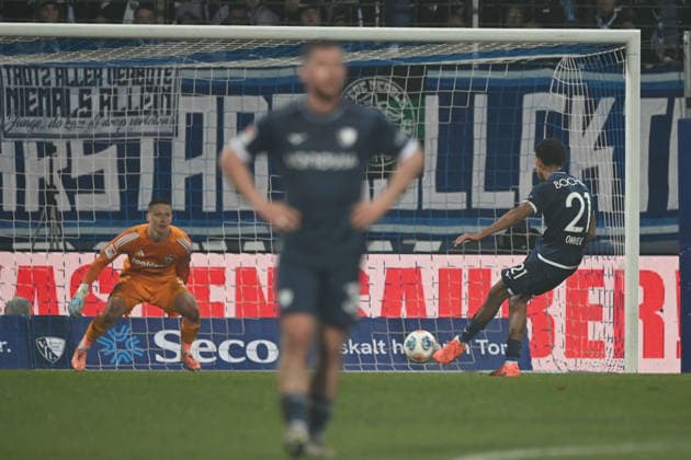 Francis ONYEKA BO scores from the penalty spot to make it 1 1, against goalkeeper Jan REICHERT N Football 2 Bundesliga, 23 Matchday 23, VfL Bochum BO 1 FC Nuernberg 1 am 20 02 2026, Vonovia Ruhrstadion Bochum Germany DFL regulations prohibit any use of photographs as image sequences and or quasi video ÃÂ