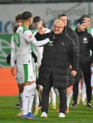 20 02 2026 Soccer Season 2025 2026 2 Soccer Bundesliga 23 Matchday SpVgg Greuther Fürth Kleeblatt SGF DSC Arminia Bielefeld Sportfoto Zink MeZi xmexzix DFL regulations prohibit any use of photographs as image sequences and or quasi video only for editorial use Maximilian Solomon Dietz 33, SpVgg Greuther Fürth Heiko Vogel Trainer SpVgg Greuther Fürth Jubel Freude nach Spielende