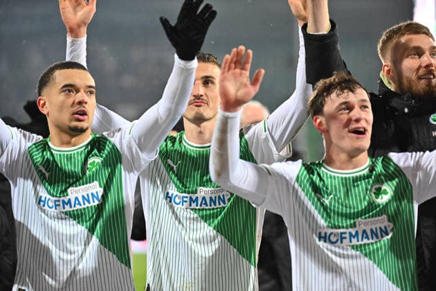 20 02 2026 Fußball Saison 2025 2026 2 Fussball Bundesliga 23 Spieltag SpVgg Greuther Fürth Kleeblatt SGF DSC Arminia Bielefeld Sportfoto Zink MeZi xmexzix DFL regulations prohibit any use of photographs as image sequences and or quasi video only for editorial use Maximilian Solomon Dietz 33, SpVgg Greuther Fürth Philipp Ziereis 4, SpVgg Greuther Fürth Lukas Reich 2, SpVgg Greuther Fürth Doni Edon Arifi 28, SpVgg Greuther Fürth, on the right cheering after the end of the match