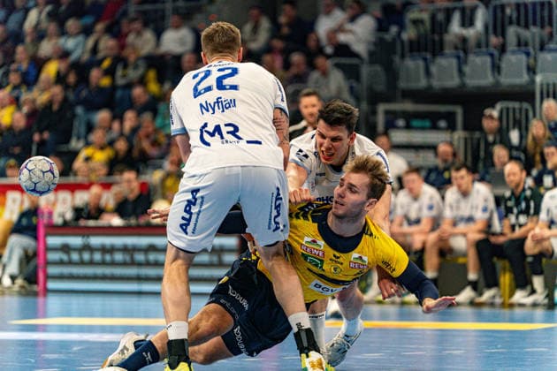 20 02 2026, xdaymx, Handball Daikin HBL, Rhein Neckar Loewen TBV Lemgo vl Adam Nyfjäll Lemgo , Frederik Simak Lemgo holds Mathias Rohde Larson RNL DFL DFB REGULATIONS PROHIBIT ANY USE OF PHOTOGRAPHS as IMAGE SEQUENCES and or QUASI VIDEO Mannheim
