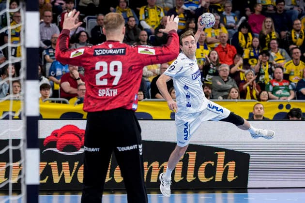 from left David Späth goalkeeper, RNL, 29 , Bobby Schagen TBV, 14 , during jump shot, throw, goal throw, action, action, game scene, 20 02 2026, Mannheim Germany , Handball, Bundesliga, Rhein Neckar Löwen TBV Lemgo Lippe xozx