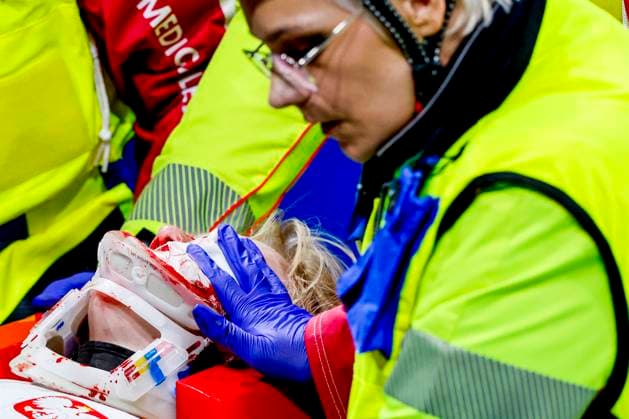 crash and injured Kamila Sellier-Stormowska of Poland receives medical attention after Women s 1500m Quarterfinals, Milano Cortina 2026 Winter Olympics: Day 14, Short Track Speed skating, Eisschnelllauf - Milano Cortina 2026 Winter Olympics: Day 14, Milano Speed Skating Stadium, February 20, 2026, Milan, Italy.