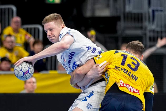 from left Niels Gerardus Versteijnen TBV, 25 , Sebastian Heymann RNL, 13 , duel, duel, tackle, tackling, dynamics, action, action, 20 02 2026, Mannheim Germany , Handball, Bundesliga, Rhein Neckar Löwen TBV Lemgo Lippe xozx