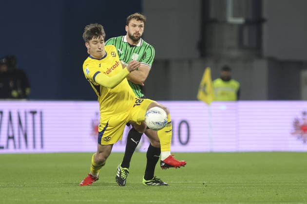Kieron Bowie of Hellas Verona FC battle for the ball with Sebastian Walukiewicz of US Sassuolo during US Sassuolo vs Hellas Verona, 26Â° Serie A Enilive 2025-26 game at Mapei stadium - Citta del Tricolore in Reggio nell Emilia (RE), Italy, on February 20, 2026.  Copyright: xDavidexCasentini IPAxSportx xipa-agency.netx xx IPA_71790518 IPA_Agency_IPA71790518
