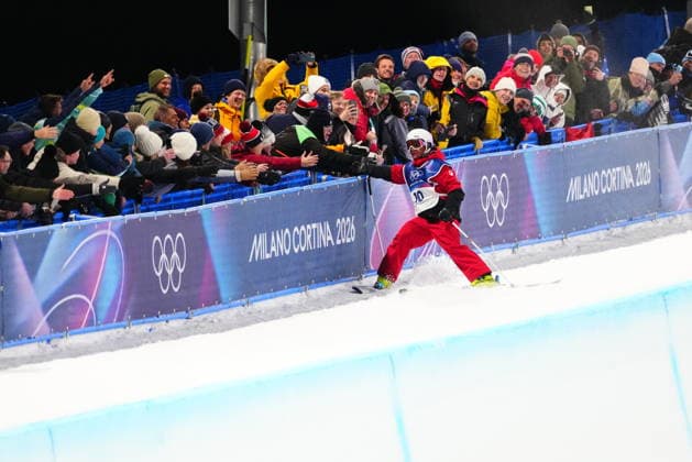 February 20, 2026, Livigno, Italy: Canada s Dylan Marineau (10) goes for high-fives from the crowd after falling in his second run during the men s freeski halfpipe final at the Milano Cortina 2026 Winter Olympic Games, Olympische Spiele, Olympia, OS in Livigno, Italy on Friday, Feb. 20, 2026. Canada News - February 20, 2026  - ZUMAc35_ 20260220_zaf_c35_114 Copyright: xSeanxKilpatrickx