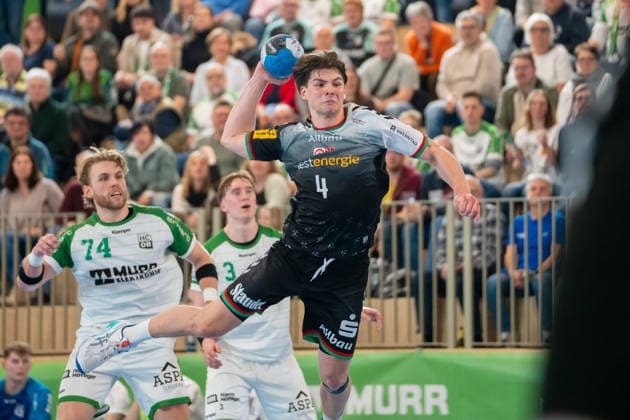 Handball I Men I Season 2025 2026 I 2 Bundesliga I 20 Matchday I HC Oppenweiler Backnang TUSEM Essen I 20 02 2026 Felix Göttler 4, TUSEM Essen in the throw, left Lukas Süsser 74, HC Oppenweiler Backnang in defense Backnang Murrtal Arena Baden Württemberg Germany Copyright: xLobeca MaxxPetershansx