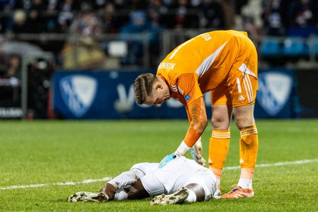 2 Fußball Bundesliga VfL Bochum 1 FC Nürnberg 20 02 2026 Rabby Nzingoula 1 FC Nürnberg, 22 on the pitch after the injury, Jan Reichert 1 FC Nürnberg, 1 2 Fußball Bundesliga VfL Bochum 1 FC Nürnberg Vonovia Ruhrstadion, Bochum 20 02 2026 DFL regulations prohibit any use of photographs as image sequences and or quasi video Copyright: xBEAUTIFULxSPORTS Buriakovx