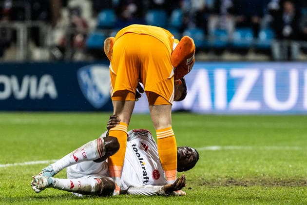 2 Fußball Bundesliga VfL Bochum 1 FC Nürnberg 20 02 2026 Rabby Nzingoula 1 FC Nürnberg, 22 on the pitch after the injury, Jan Reichert 1 FC Nürnberg, 1 2 Fußball Bundesliga VfL Bochum 1 FC Nürnberg Vonovia Ruhrstadion, Bochum 20 02 2026 DFL regulations prohibit any use of photographs as image sequences and or quasi video Copyright: xBEAUTIFULxSPORTS Buriakovx
