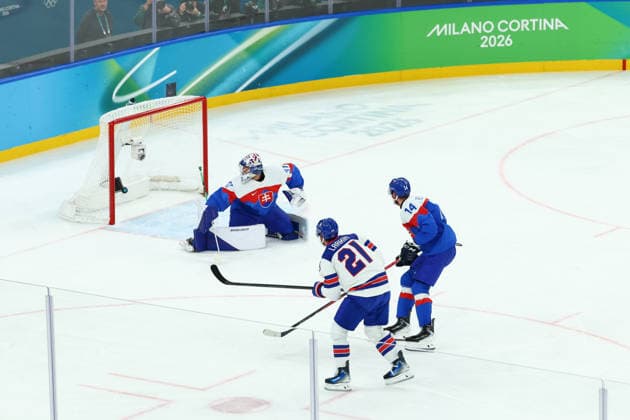 February 20, 2026, Milan, Lombardy, Italy: DYLAN LARKIN of USA scores his side s first goal in the semifinal game between Team United States (USA) and Team Slovakia (SVK) at the Milano Cortina 2026 Olympic Games, Olympische Spiele, Olympia, OS Olympics 2026: Milano Cortina: Ice hockey, Eishockey Men s Semifinal: USA:SVK  - ZUMAc179 20260220_oly_c179_127 Copyright: xMickaelxChavetx