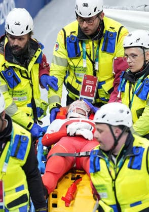 (260220) -- MILAN, Feb. 20, 2026 -- The injured Kamila Sellier of Poland is transferred during the short track Speed skating, Eisschnelllauf women s 1500m quarterfinal at the Milan-Cortina 2026 Olympic Winter games, Winterspiele,Spiele, Summer games in Milan, Italy, Feb. 20, 2026. ) (MICO2026)ITALY-MILAN-OLYMPIC WINTER GAMES-SHORT TRACK SPEED SKATING-WOMEN S 1500M-QUARTERFINALS XuexYuge 
