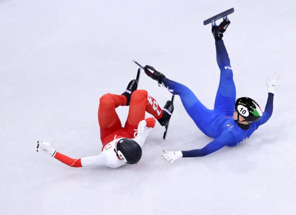 (260220) -- MILAN, Feb. 20, 2026 -- Kamila Sellier (L) of Poland and Arianna Fontana of Italy fall during the short track Speed skating, Eisschnelllauf women s 1500m quarterfinal at the Milan-Cortina 2026 Olympic Winter games, Winterspiele,Spiele, Summer games in Milan, Italy, Feb. 20, 2026. ) (MICO2026)ITALY-MILAN-OLYMPIC WINTER GAMES-SHORT TRACK SPEED SKATING-WOMEN S 1500M-QUARTERFINALS ChenxYichen 