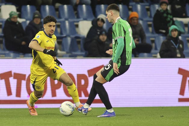 Abdou Harroui of Hellas Verona FC competes for the ball with Luca Lipani of US Sassuolo during US Sassuolo vs Hellas Verona, 26Â° Serie A Enilive 2025-26 game at Mapei stadium - Citta del Tricolore in Reggio nell Emilia (RE), Italy, on February 20, 2026.  Copyright: xDavidexCasentini IPAxSportx xipa-agency.netx xx IPA_71790524 IPA_Agency_IPA71790524