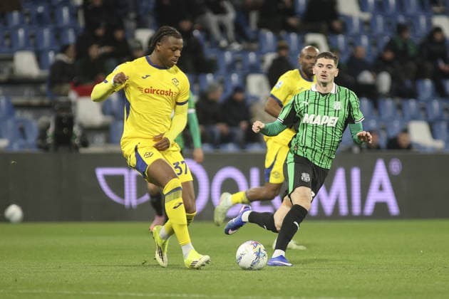 CALCIO - Serie A - US Sassuolo vs Hellas Verona FC Armel Bella-Kotchap of Hellas Verona FC competes for the ball with Luca LPhoto by IPA ABACAPRESS.COMni of US Sassuolo during US Sassuolo vs Hellas Verona, 26Â° Serie A Enilive 2025-26 game at Mapei stadium - Citta del Tricolore in Reggio nell Emilia (RE), Italy, on February 20, 2026. Reggio Emilia Italy  Copyright: xIPAxSport ABACAx