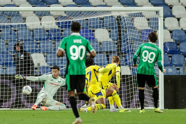 February 20, 2026, Reggio Emilia, REGGIO EMILIA: Sassuolo s Andrea Pinamonti scores the 1-0 goal during the Italian Serie A soccer match US Sassuolo vs Hellas Verona FC at Mapei Stadium in Reggio Emilia, Italy, 20 February 2026. ANSA ELISABETTA BARACCHI. Soccer: Serie A ; Sassuolo - Hellas Verona  - ZUMAa110 20260220_zaf_a110_009 Copyright: xElisabettaxBaracchix