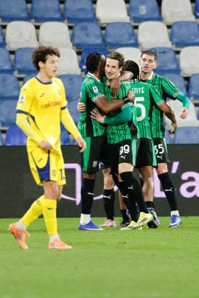 February 20, 2026, Reggio Emilia, REGGIO EMILIA: Sassuolo s Andrea Pinamonti jubilates with his teammates after scoring the goal during the Italian Serie A soccer match US Sassuolo vs Hellas Verona FC at Mapei Stadium in Reggio Emilia, Italy, 20 February 2026. ANSA ELISABETTA BARACCHI. Soccer: Serie A ; Sassuolo - Hellas Verona  - ZUMAa110 20260220_zaf_a110_010 Copyright: xElisabettaxBaracchix