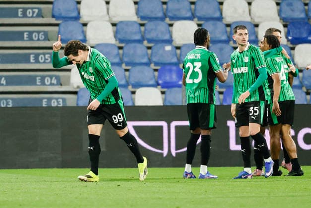 February 20, 2026, Reggio Emilia, REGGIO EMILIA: Sassuolo s Andrea Pinamonti jubilates with his teammates after scoring the goal during the Italian Serie A soccer match US Sassuolo vs Hellas Verona FC at Mapei Stadium in Reggio Emilia, Italy, 20 February 2026. ANSA ELISABETTA BARACCHI. Soccer: Serie A ; Sassuolo - Hellas Verona  - ZUMAa110 20260220_zaf_a110_011 Copyright: xElisabettaxBaracchix