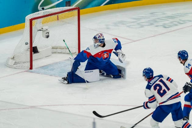 February 20, 2026, Milan, Lombardy, Italy: Dylan Larkin 21 of Team United States scores a goal against Team Slovakia in the Mens Team USA Vs Team Slovakia Play-offs Semifinals game at the Milano Santagiulia Ice hockey, Eishockey Arena in MILAN, Italy during the 2026 Milano Cortina Winter Olympics. Milan Italy - ZUMAa161 20260220_oly_a161_053 Copyright: xWalterxG.xArcex