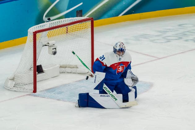 February 20, 2026, Milan, Lombardy, Italy: Dylan Larkin 21 of Team United States scores a goal against Team Slovakia in the Mens Team USA Vs Team Slovakia Play-offs Semifinals game at the Milano Santagiulia Ice hockey, Eishockey Arena in MILAN, Italy during the 2026 Milano Cortina Winter Olympics. Milan Italy - ZUMAa161 20260220_oly_a161_055 Copyright: xWalterxG.xArcex