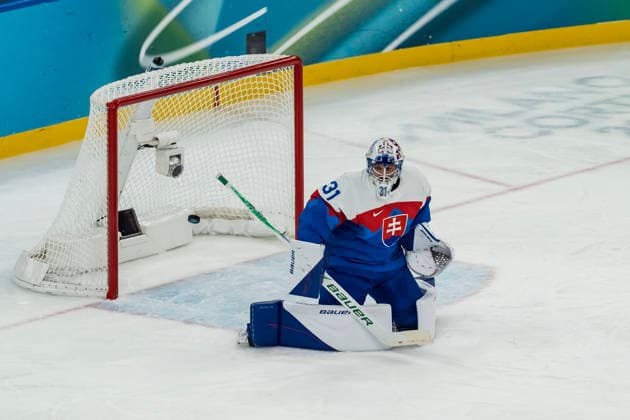 February 20, 2026, Milan, Lombardy, Italy: Dylan Larkin 21 of Team United States scores a goal against Team Slovakia in the Mens Team USA Vs Team Slovakia Play-offs Semifinals game at the Milano Santagiulia Ice hockey, Eishockey Arena in MILAN, Italy during the 2026 Milano Cortina Winter Olympics. Milan Italy - ZUMAa161 20260220_oly_a161_056 Copyright: xWalterxG.xArcex