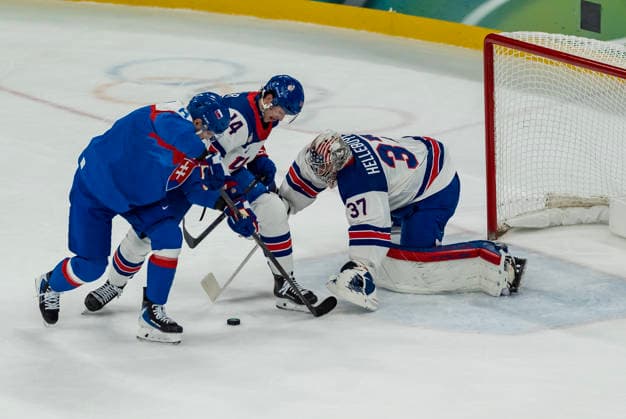 February 20, 2026, Milan, Lombardy, Italy: Connor Hellebuyck 37 of Team United States plays against Team Slovakia in the Mens Team USA Vs Team Slovakia Play-offs Semifinals game at the Milano Santagiulia Ice hockey, Eishockey Arena in MILAN, Italy during the 2026 Milano Cortina Winter Olympics. Milan Italy - ZUMAa161 20260220_oly_a161_060 Copyright: xWalterxG.xArcex