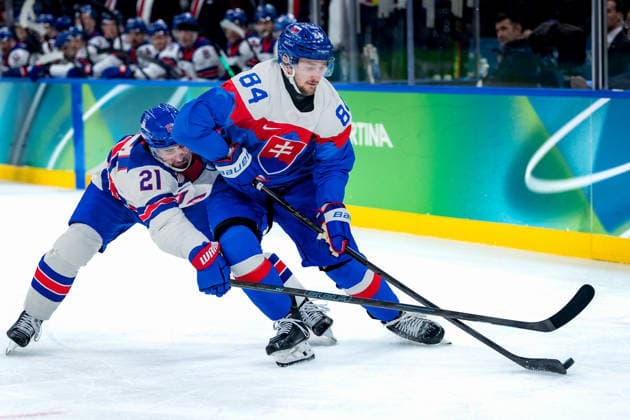 OLYMPICS - Winter Olympic Games, Olympische Spiele, Olympia, OS Milano Cortina 2026 MILAN,ITALY,20.FEB.26 - OLYMPICS, Ice hockey, Eishockey - Winter Olympic Games Milano Cortina 2026, semifinal, USA vs Slovakia, men. Image shows Dylan Larkin (USA) and Pavol Regenda (SVK).  GEPAxpictures xMatthiasxTrinkl