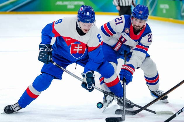 OLYMPICS - Winter Olympic Games, Olympische Spiele, Olympia, OS Milano Cortina 2026 MILAN,ITALY,20.FEB.26 - OLYMPICS, Ice hockey, Eishockey - Winter Olympic Games Milano Cortina 2026, semifinal, USA vs Slovakia, men. Image shows Oliver Okuliar (SVK) and Dylan Larkin (USA).  GEPAxpictures xMatthiasxTrinkl