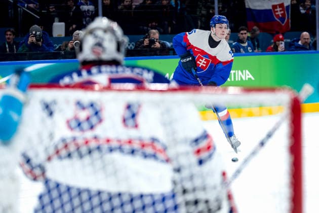 OLYMPICS - Winter Olympic Games, Olympische Spiele, Olympia, OS Milano Cortina 2026 MILAN,ITALY,20.FEB.26 - OLYMPICS, Ice hockey, Eishockey - Winter Olympic Games Milano Cortina 2026, semifinal, USA vs Slovakia, men. Image shows Dalibor Dvorsky (SVK) and Connor Hellebuyck (USA).  GEPAxpictures xMatthiasxTrinkl