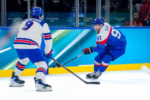 OLYMPICS - Winter Olympic Games, Olympische Spiele, Olympia, OS Milano Cortina 2026 MILAN,ITALY,20.FEB.26 - OLYMPICS, Ice hockey, Eishockey - Winter Olympic Games Milano Cortina 2026, semifinal, USA vs Slovakia, men. Image shows Jack Eichel (USA) and Matus Sukel (SVK).  GEPAxpictures xMatthiasxTrinkl