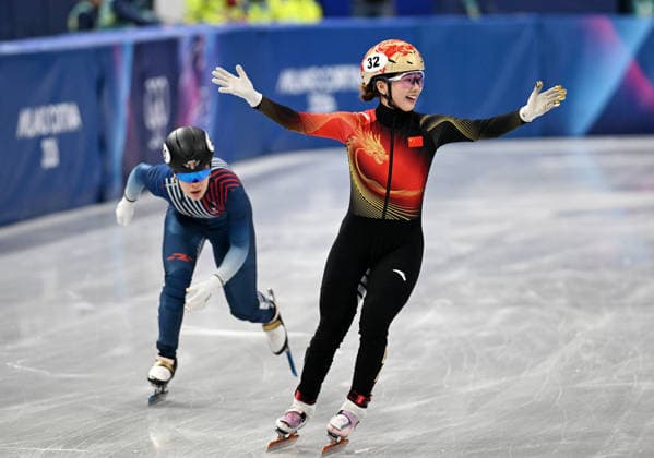 (260220) -- MILAN, Feb. 20, 2026 -- Yang Jingru (R) of China celebrates after the short track Speed skating, Eisschnelllauf women s 1500m semifinal at the Milan-Cortina 2026 Olympic Winter games, Winterspiele,Spiele, Summer games in Milan, Italy, Feb. 20, 2026. ) (MICO2026)ITALY-MILAN-OLYMPIC WINTER GAMES-SHORT TRACK SPEED SKATING-WOMEN S 1500M-SEMIFINALS ChengxMin 