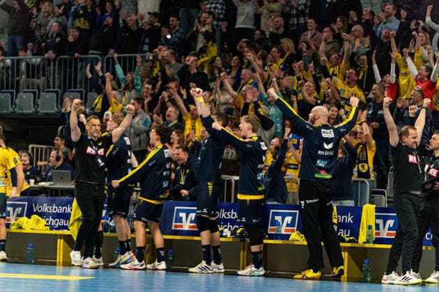 20 02 2026, xdaymx, Handball Daikin HBL, Rhein Neckar Loewen TBV Lemgo Substitute bench and coach of Rhein Neckar Löwen cheer exuberantly on the sidelines after taking the lead DFL DFB REGULATIONS PROHIBIT ANY USE OF PHOTOGRAPHS as IMAGE SEQUENCES and or QUASI VIDEO Mannheim