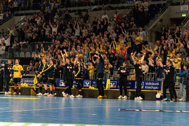 20 02 2026, xdaymx, Handball Daikin HBL, Rhein Neckar Loewen TBV Lemgo Substitute bench and coach of Rhein Neckar Löwen cheer exuberantly on the sidelines after taking the lead DFL DFB REGULATIONS PROHIBIT ANY USE OF PHOTOGRAPHS as IMAGE SEQUENCES and or QUASI VIDEO Mannheim