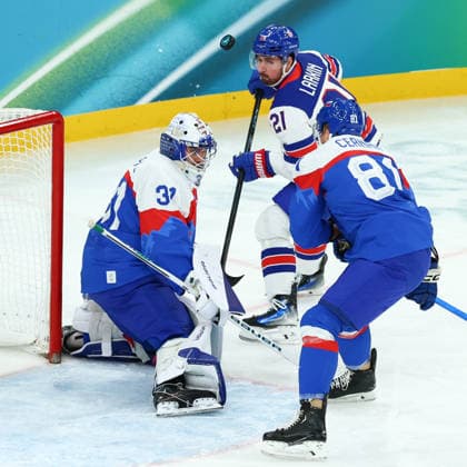 February 20, 2026, Milan, Lombardy, Italy: MITCH LARKIN of USA eyes the puck flying over goallie SAMUEL HLAVAJ of Slovakia during the Semifinal game between Team United States (USA) and Team Slovakia (SVK) at the Milano Cortina 2026 Olympic Games, Olympische Spiele, Olympia, OS Olympics 2026: Milano Cortina: Ice hockey, Eishockey Men s Semifinal: USA:SVK  - ZUMAc179 20260220_oly_c179_150 Copyright: xMickaelxChavetx