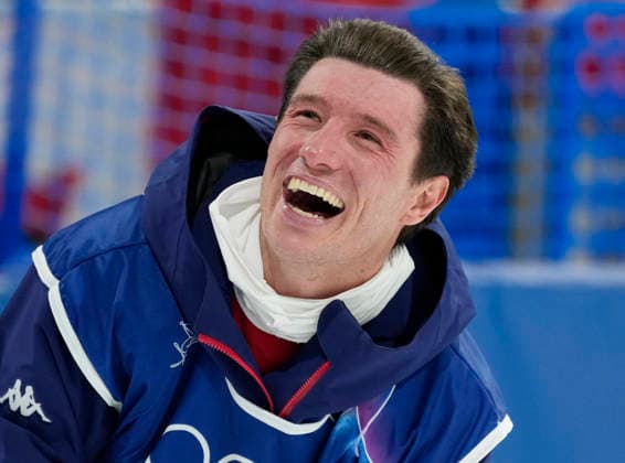 Alex Ferreira of the United States celebrates in the finish area after winning the gold medal in the Men s Freestyle Skiing Halfpipe competition at the Milano Cortina 2026 Winter Olympic Games, Olympische Spiele, Olympia, OS in Livigno, Italy, on Friday, February 20, 2026. Henry Sildaru of Estonia won the silver medal and Brendan Mackay of Canada won the bronze medal.  OLY20260220821 BOBxSTRONG