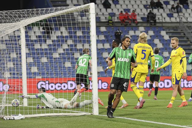 Lorenzo Montipo of Hellas Verona FC expresses disappointment after goal of Domenico Berardi of US Sassuolo during US Sassuolo vs Hellas Verona, 26Â° Serie A Enilive 2025-26 game at Mapei stadium - Citta del Tricolore in Reggio nell Emilia (RE), Italy, on February 20, 2026.  Copyright: xDavidexCasentini IPAxSportx xipa-agency.netx xx IPA_71793343 IPA_Agency_IPA71793343